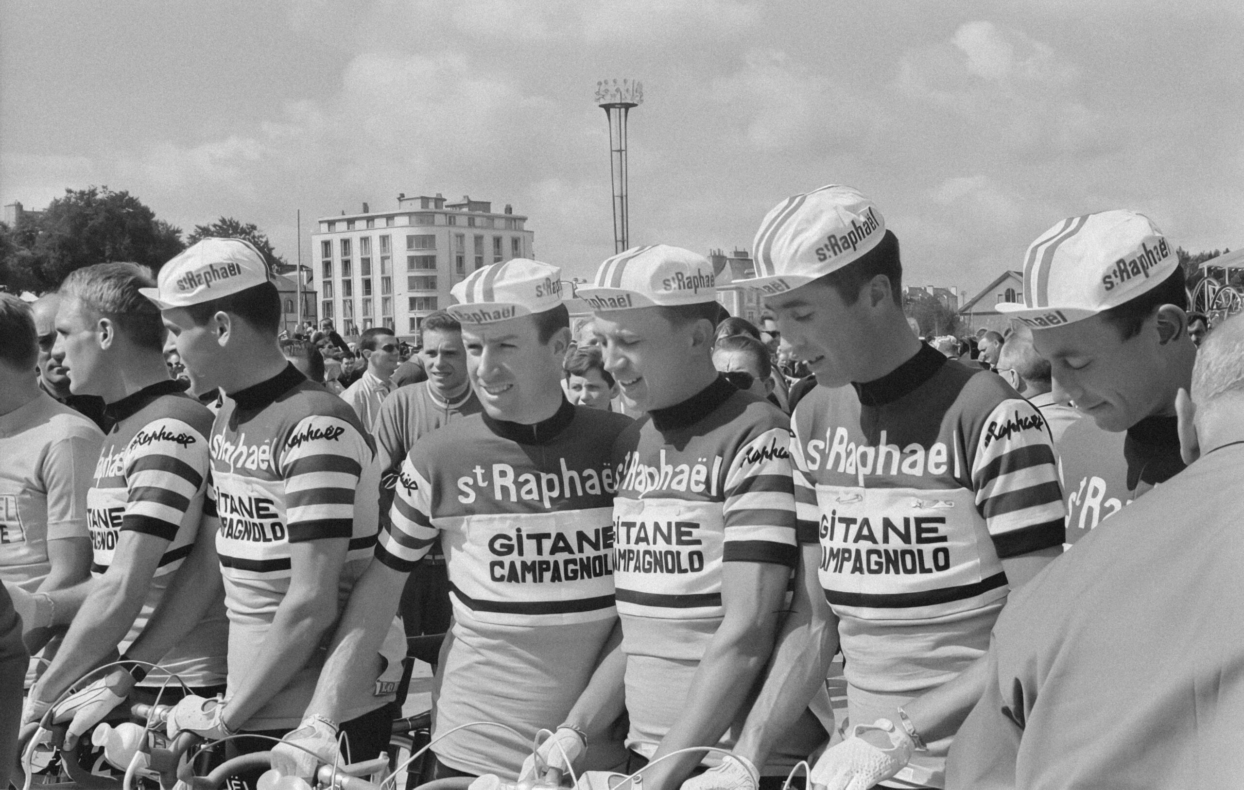 Cyclistes alignés avant le départ d’une course, en présence du public